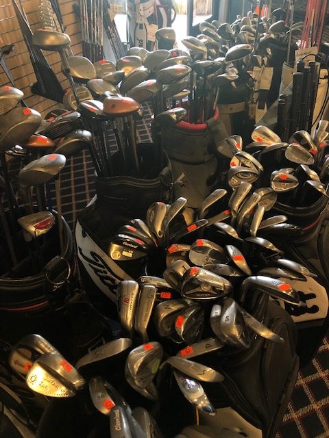 golf bags with sets of clubs